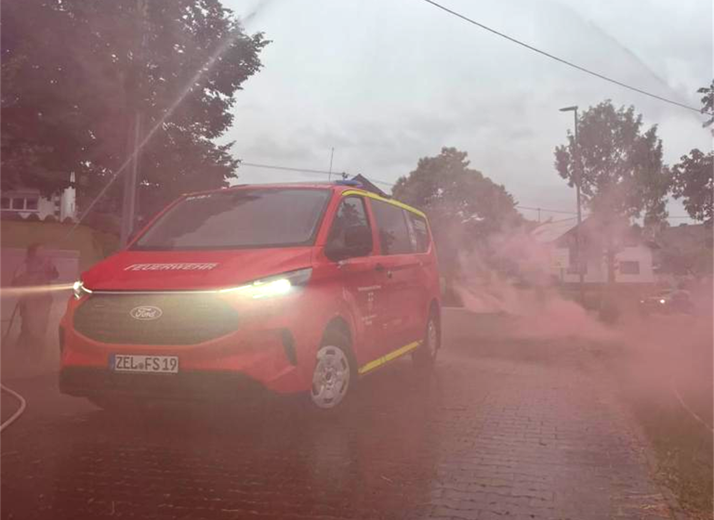 Mannschaftstransportfahrzeug der Feuerwehr Strimmig bei der Vorstellung im Nebel