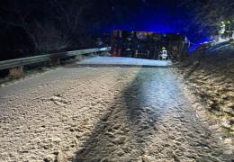 01/26 Streufahrzeug liegt auf Seite, Fahrer eingeschlossen
