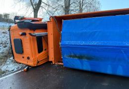 01/26 Streufahrzeug liegt auf Seite, Fahrer eingeschlossen